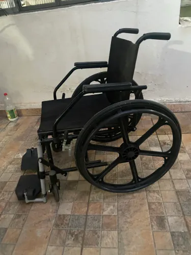Cadeira de rodas prática comfort dobrável com elevação e apoio de perna da marca Prolife