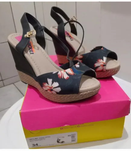sandália moleca salto 10cm/ num 34/ linda/ semi-nova/ cetim floral sevilha