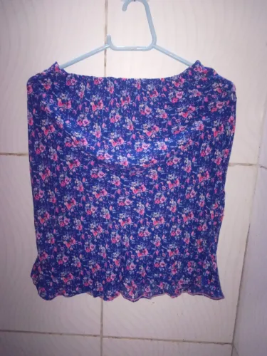 Saia estampada azul com flores