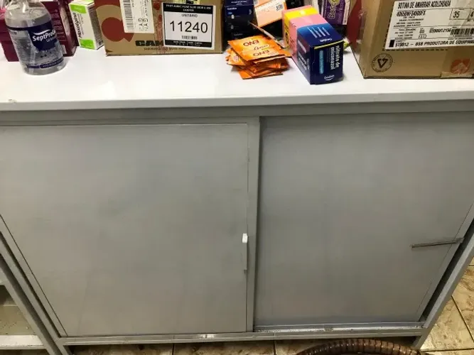 Armário de aço com duas portas deslizantes