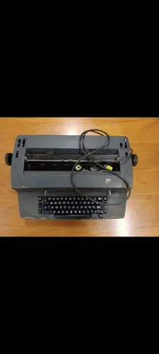 Máquina de escrever antiga IBM elétrica. 