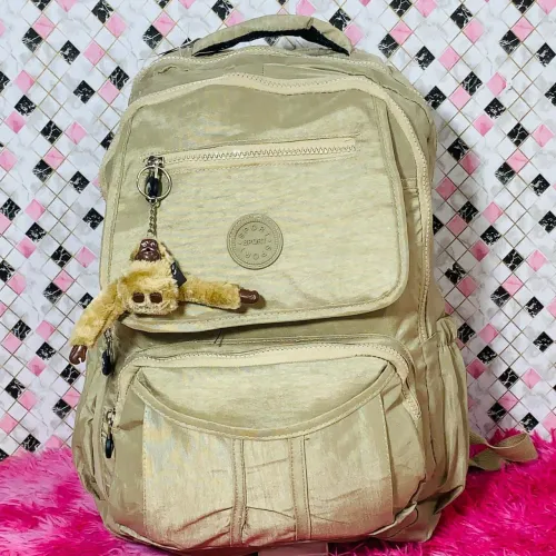 Mochila Bege com Chaveiro de Macaco