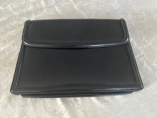 Pasta em couro legítimo NATAN. Nunca utilizada. Excelente estado.