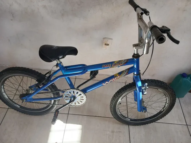 VENDO/TROCO BICICLETA USADA POUCAS VEZES TEM AS RODINHAS,VAI JUNTO,UNICO DONO,COMP.DE LOJA