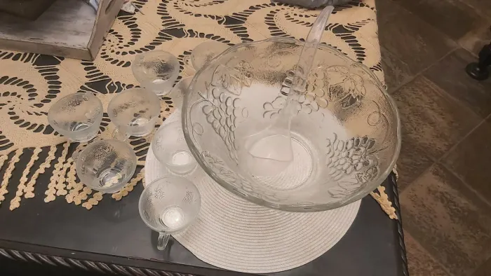Poncheira de vidro com 8 chicaras.