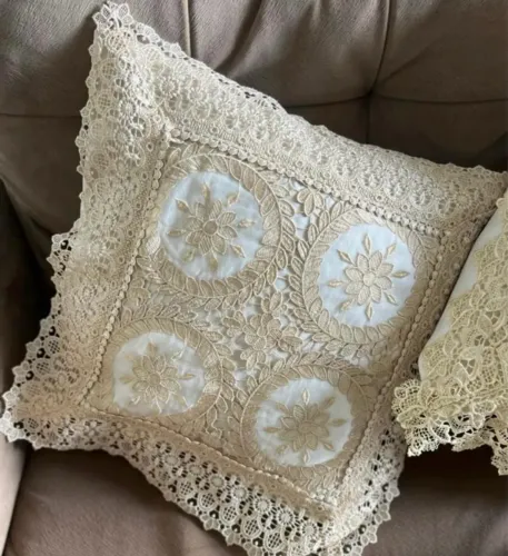 Capa de Almofada Decorativa Renda e Bordados