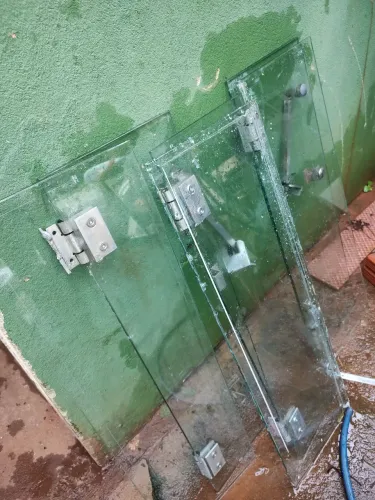 Vende se 4 janelas de banheiro Maxmoar  de blindex  , só falta os perfis para instalar 
