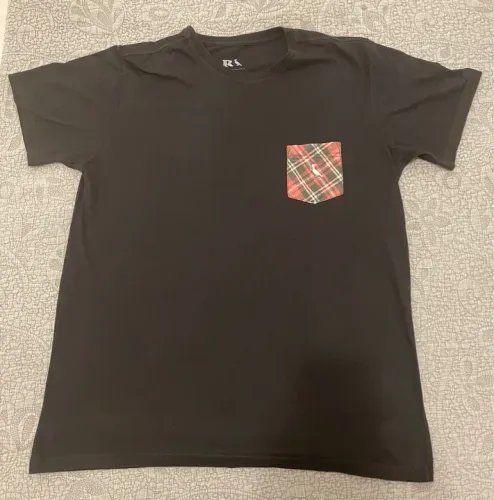 Camiseta Reserva Preta com Bolso.