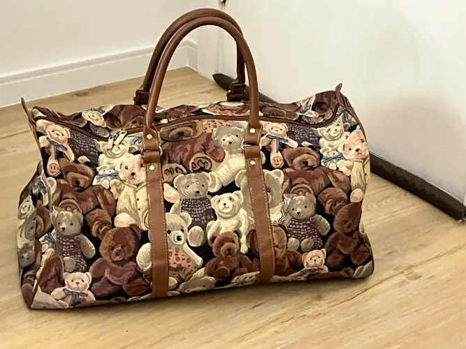Bolsa de viagem com estampa de ursinhos