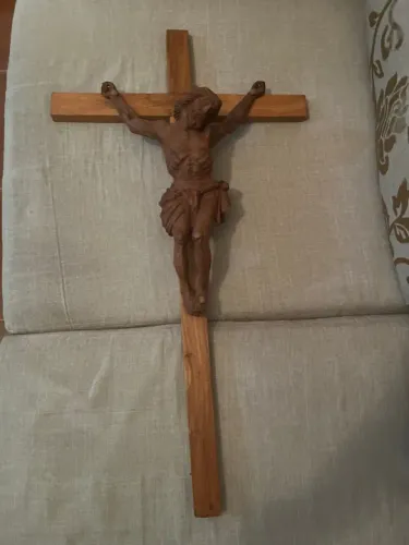 Crucifixo entalhado em madeira 