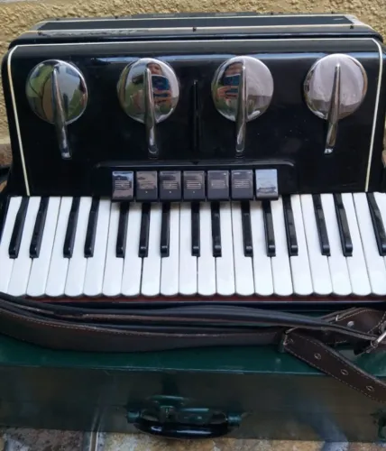 Acordeon Mondiale 80 baixos