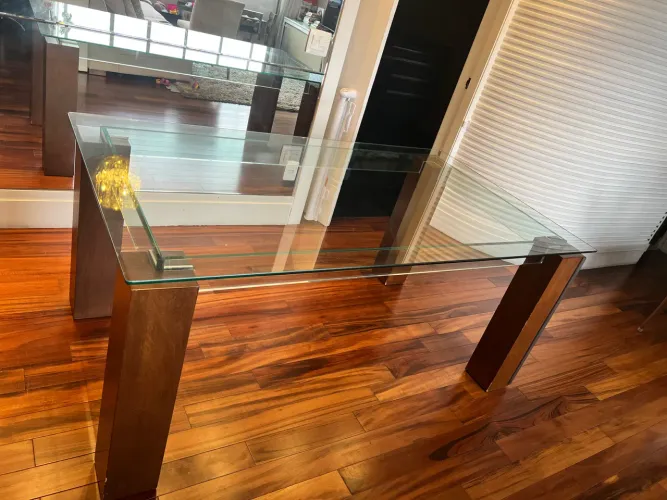 Linda Mesa de jantar em vidro e madeira - Pra retirada rápida