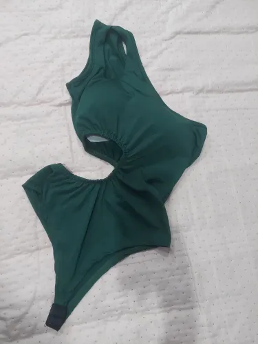 Body verde com recorte - Tamanho P