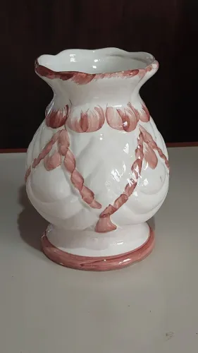 Antigo Vaso Decorativo de Cerâmica com Detalhes Artísticos