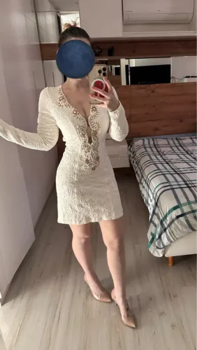 Vestido Mondabelle branco com detalhes dourados