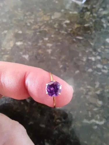 Anél de ouro com pedra roxa