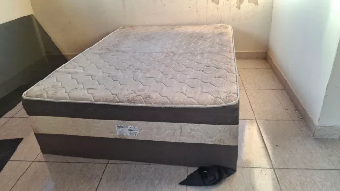 Cama box com 1 ano de uso ( contém os pés)