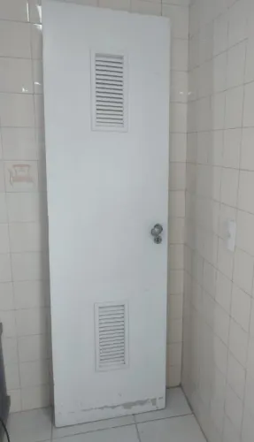 Porta branca banheiro