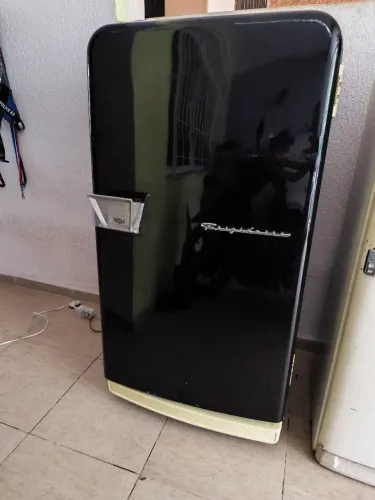 Geladeira Frigidaire antiga funcionando 