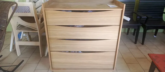 Cômoda com gavetas