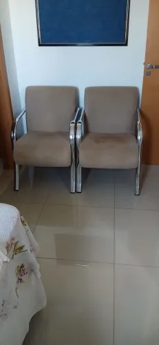 Par de poltronas estofadas com estrutura cromada