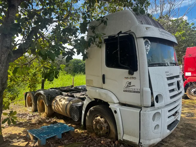 Caminhão 25-370 constel 6x2 125 mil