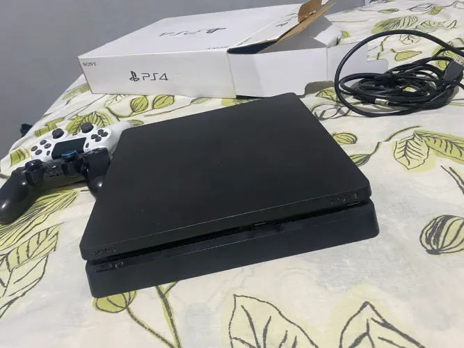 PS4 Slim 1TB + 2 Controles + Caixa Original + God of War e Horizon
