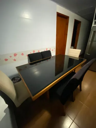 Mesa com 6 cadeiras