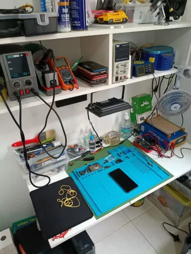 Bancada completa para assistência técnica de celular.