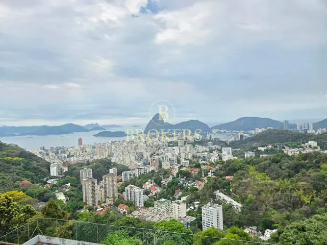 Terreno a venda em Santa Teresa com aproximadamente 15.000 m² de área e 7.000 m² de área c