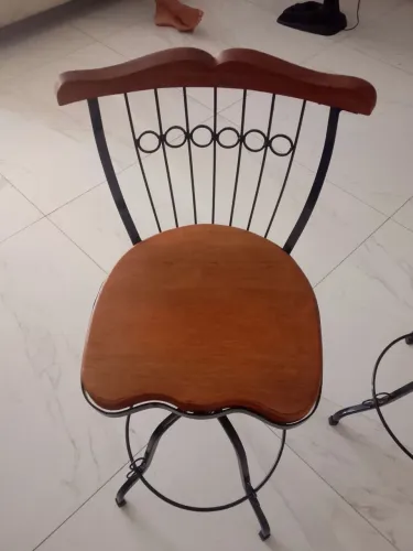 Vendo 4 banquetas de madeira e ferro mais uma fruteira do mesmo modelo