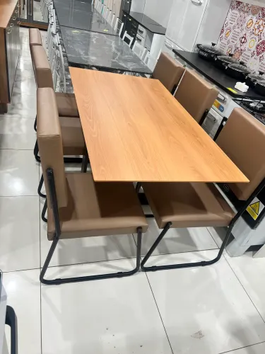 Mesa com 4 cadeiras