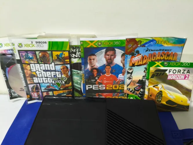 Xbox 360 com aurora e jogos