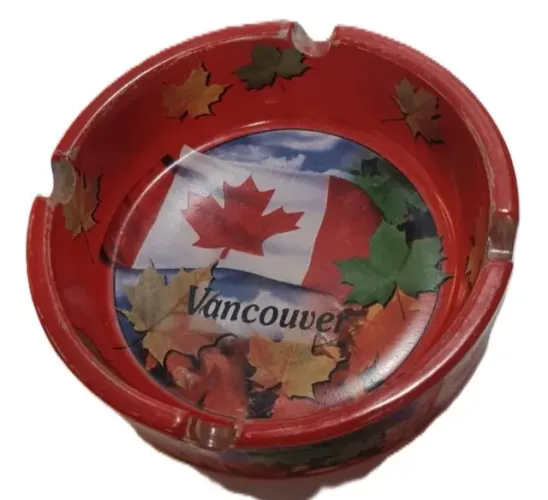 Cinzeiro de cerâmica com temática da cidade de Vancouver, Canadá, apresentando a bandeira