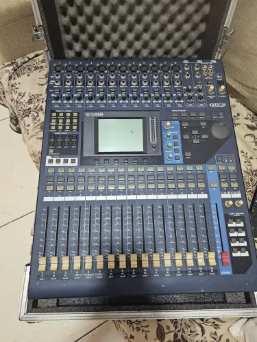 Mesa 01v Yamaha digital muito conservada com case
