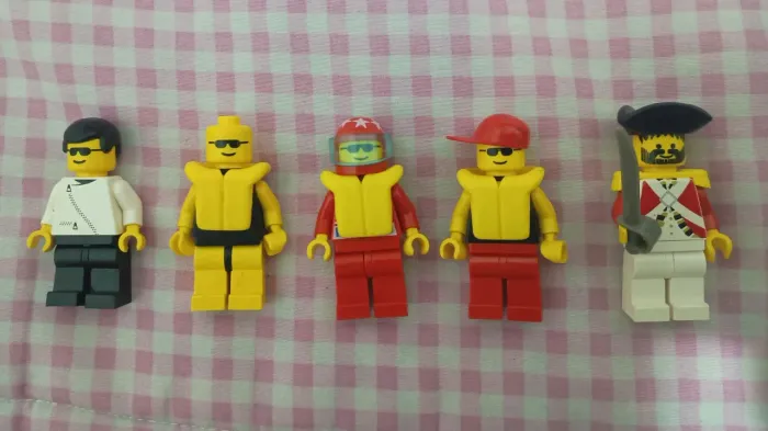 5 bonecos Lego personagens