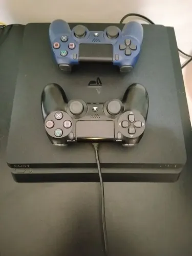 Playstation 4 + 2 controles 