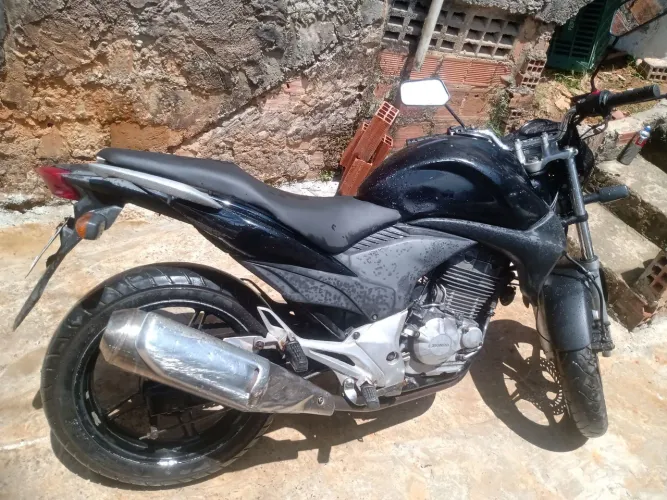 Moto funcionando em bom estado de uso.