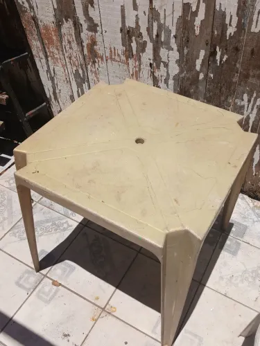 Mesa de Plástico Quadrada Bege / Bege Claro com Furo para Guarda-Sol / Ombrelone