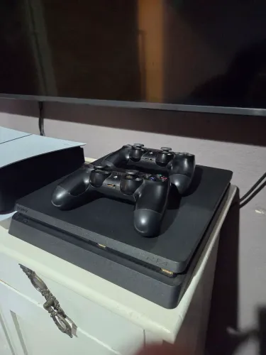 Ps4 slim 2tb de armazenamento e 2 controles