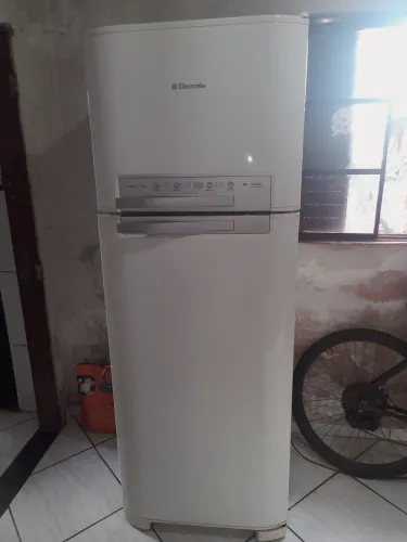 Geladeira ótima em bom estado tem apenas um ano e meio de uso