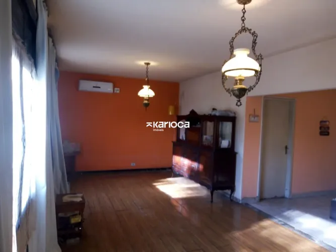 Ampla casa de 160m² na Taquara, com 3 quartos, 4 banheiros e 4 vagas de garagem  espaço, c