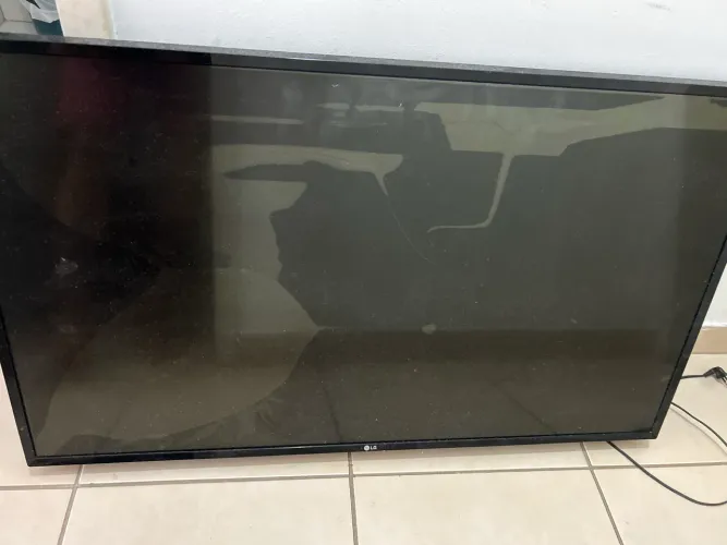 TV Smart LG 43 tela quebrada