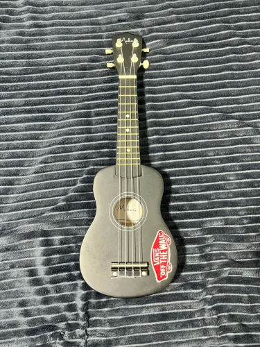 Ukulele Makanu Soprano + Capa + Afinador + Cordas Novas