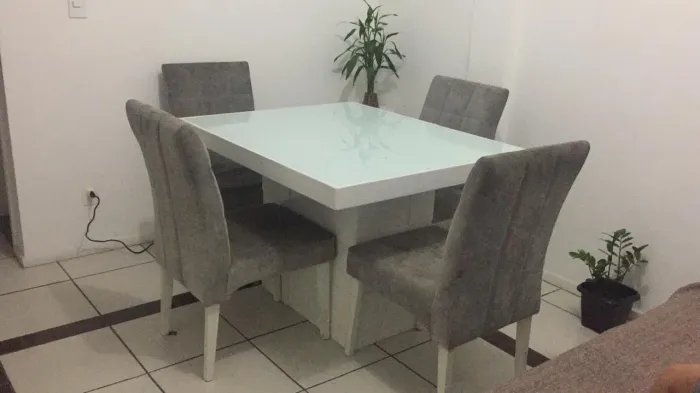 Mesa Quadrada 4 Cadeiras Estofadas