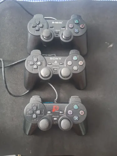 3 controles de ps2, 1 oficial, 2 genéricos (1 com usb)