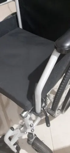 Cadeira de rodas semi nova 