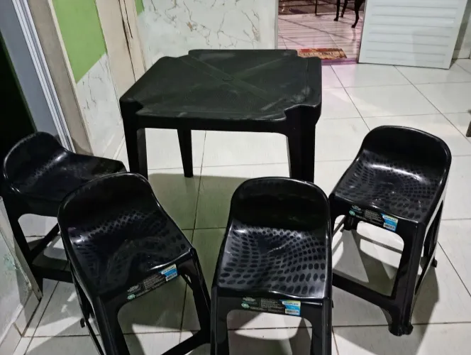 Mesa com 4 bancos