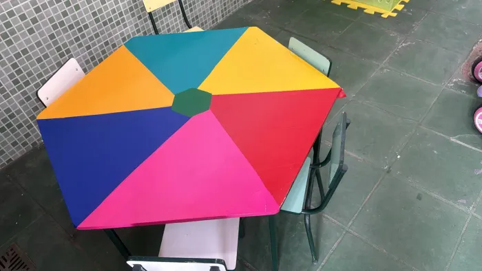 Mesa sextavada com cadeiras escolares 