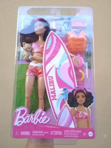 Boneca Barbie surfista na caixa